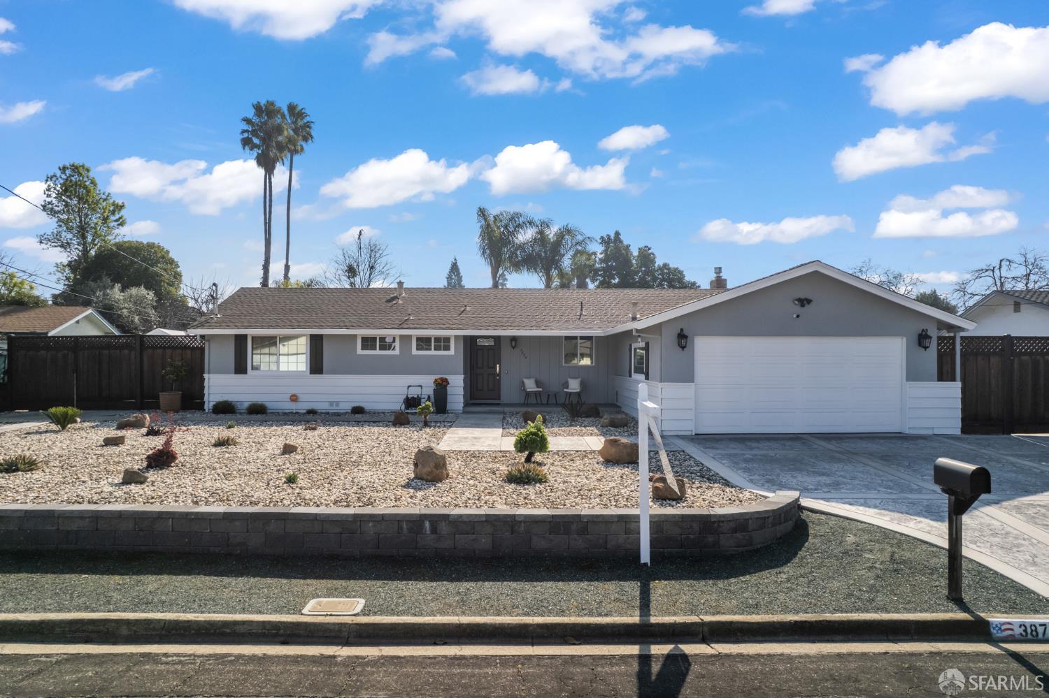 Detail Gallery Image 2 of 36 For 3875 Logan Ct, Concord,  CA 94519 - 3 Beds | 2 Baths