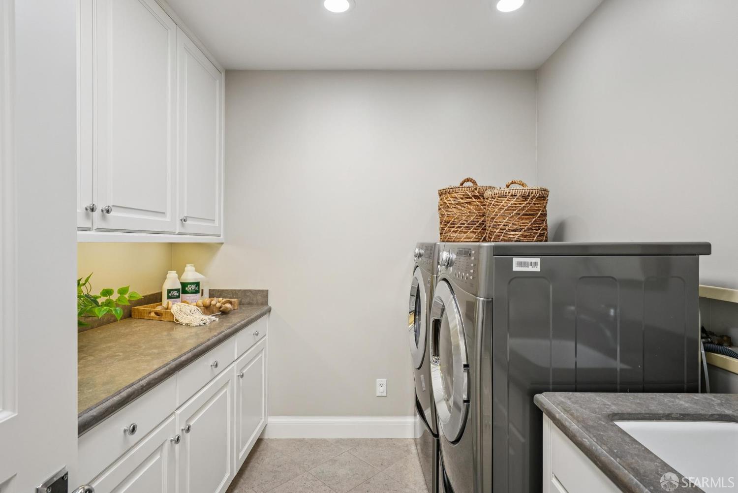 Detail Gallery Image 56 of 72 For 330 Locust St, San Francisco,  CA 94118 - 5 Beds | 5/1 Baths