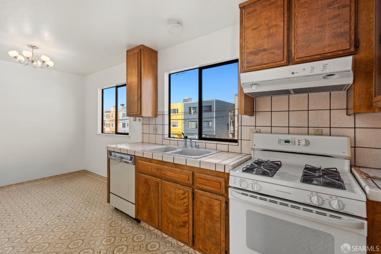 Detail Gallery Image 14 of 37 For 1301 48th Ave, San Francisco,  CA 94122 - 3 Beds | 3/1 Baths