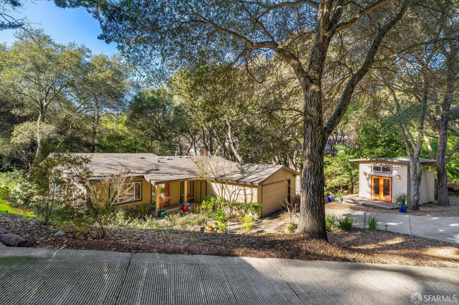 Detail Gallery Image 4 of 38 For 173 Glorietta Blvd, Orinda,  CA 94563 - 3 Beds | 2 Baths