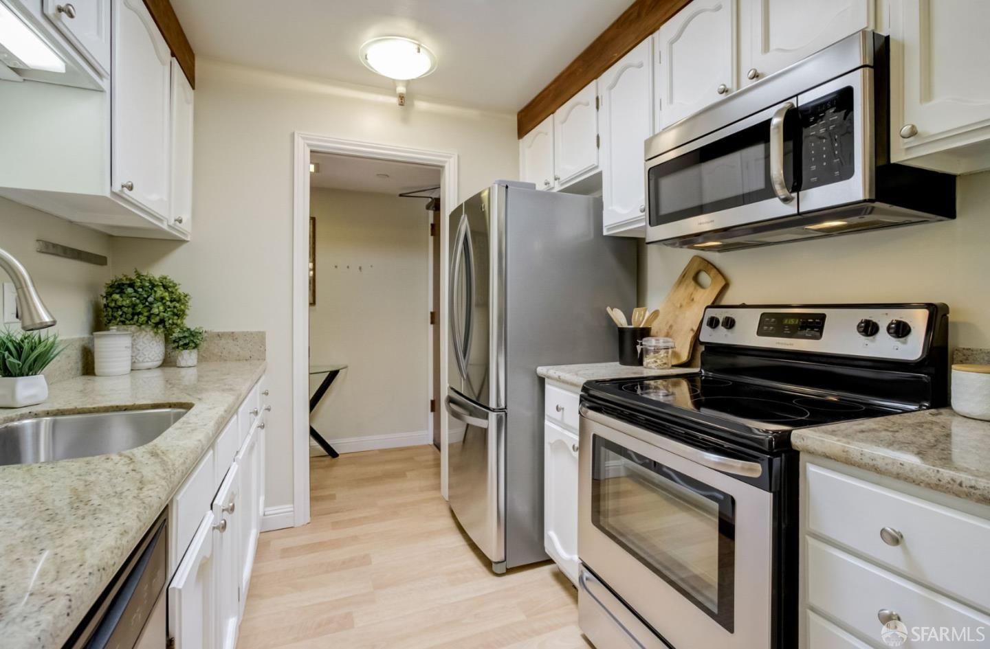 Detail Gallery Image 10 of 35 For 1210 Bellevue Ave #403,  Burlingame,  CA 94010 - 1 Beds | 1 Baths