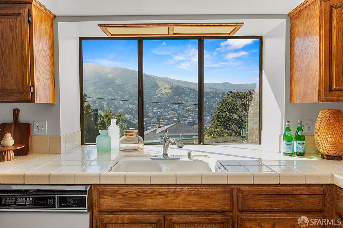 Detail Gallery Image 7 of 65 For 169 Tulare St, Brisbane,  CA 94005 - 4 Beds | 3 Baths