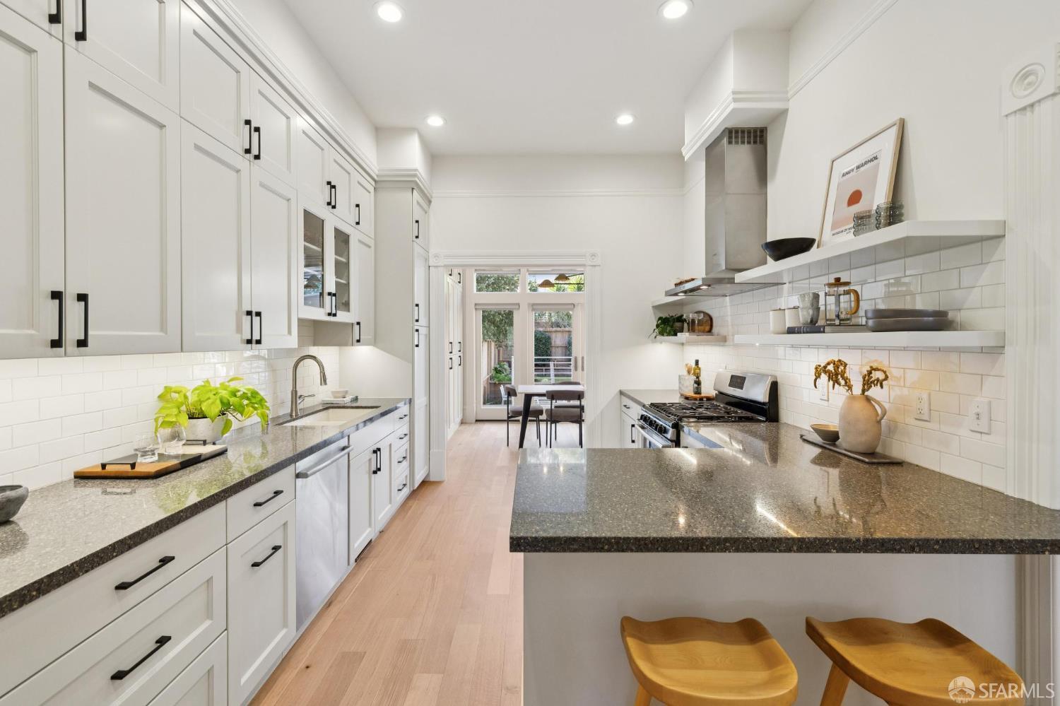 Detail Gallery Image 9 of 39 For 826 Diamond St, San Francisco,  CA 94114 - 4 Beds | 4 Baths