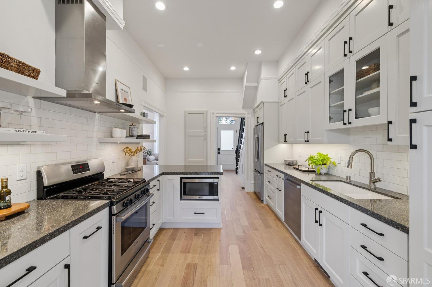 Detail Gallery Image 10 of 39 For 826 Diamond St, San Francisco,  CA 94114 - 4 Beds | 4 Baths