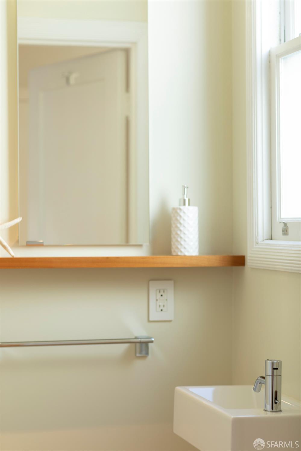 Detail Gallery Image 26 of 41 For 209 Noe St, San Francisco,  CA 94114 - 2 Beds | 1/1 Baths