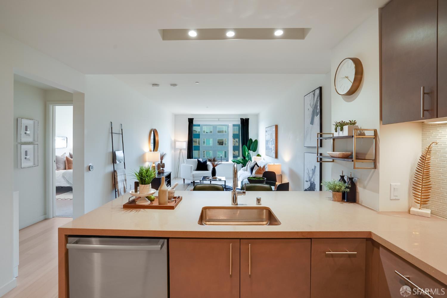 Detail Gallery Image 3 of 22 For 52 Innes Ct #305,  San Francisco,  CA 94124 - 1 Beds | 1 Baths