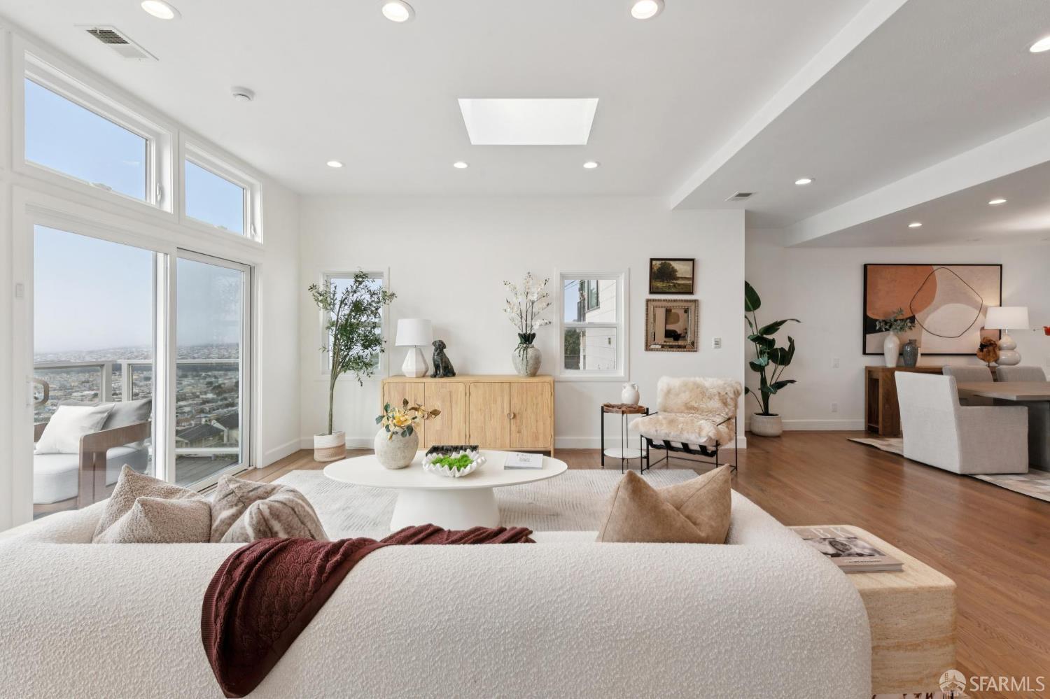 Detail Gallery Image 7 of 89 For 2009 14th Ave, San Francisco,  CA 94110 - 3 Beds | 3 Baths