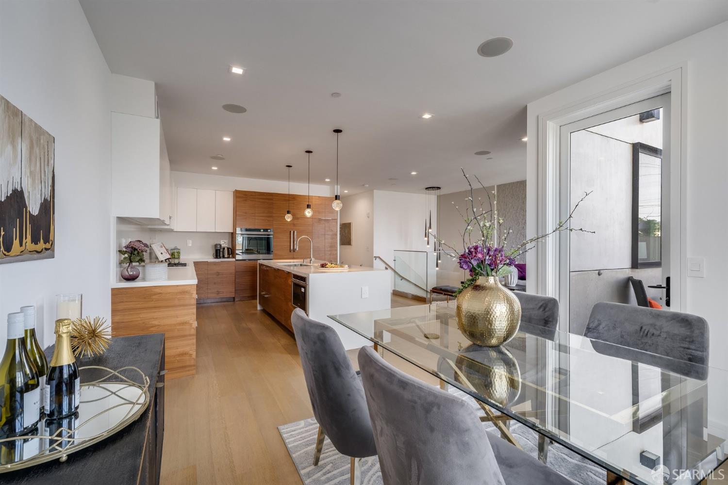 Detail Gallery Image 4 of 40 For 2829 25th St #3,  San Francisco,  CA 94110 - 3 Beds | 2/1 Baths