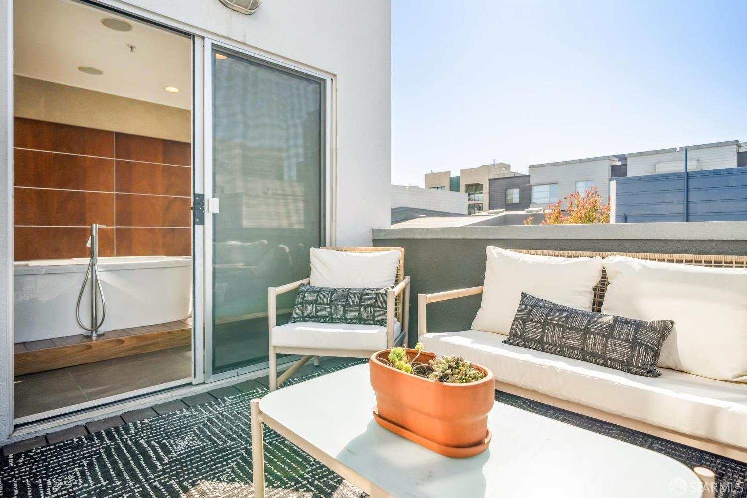 Detail Gallery Image 2 of 70 For 142 Russ St #4,  San Francisco,  CA 94103 - 3 Beds | 2/1 Baths