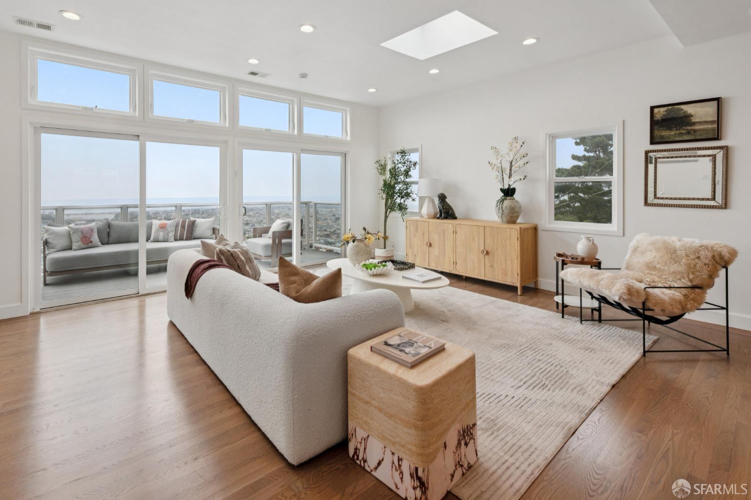 Detail Gallery Image 8 of 89 For 2009 14th Ave, San Francisco,  CA 94110 - 3 Beds | 3 Baths