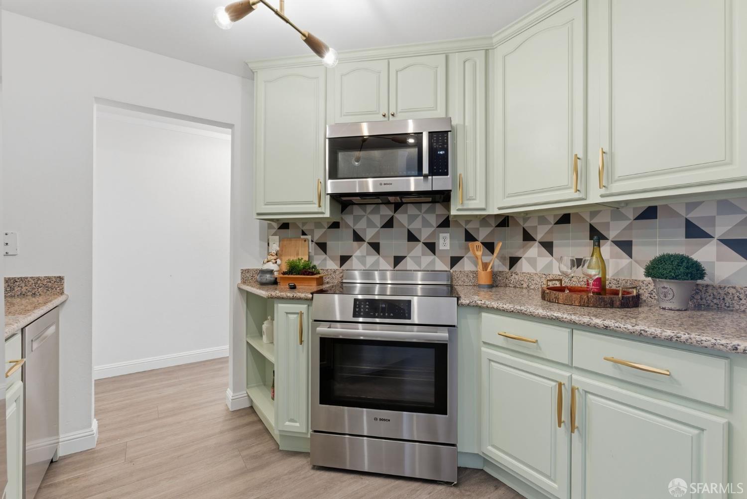 Detail Gallery Image 7 of 31 For 1551 Southgate Ave #102,  Daly City,  CA 94015 - 2 Beds | 2 Baths