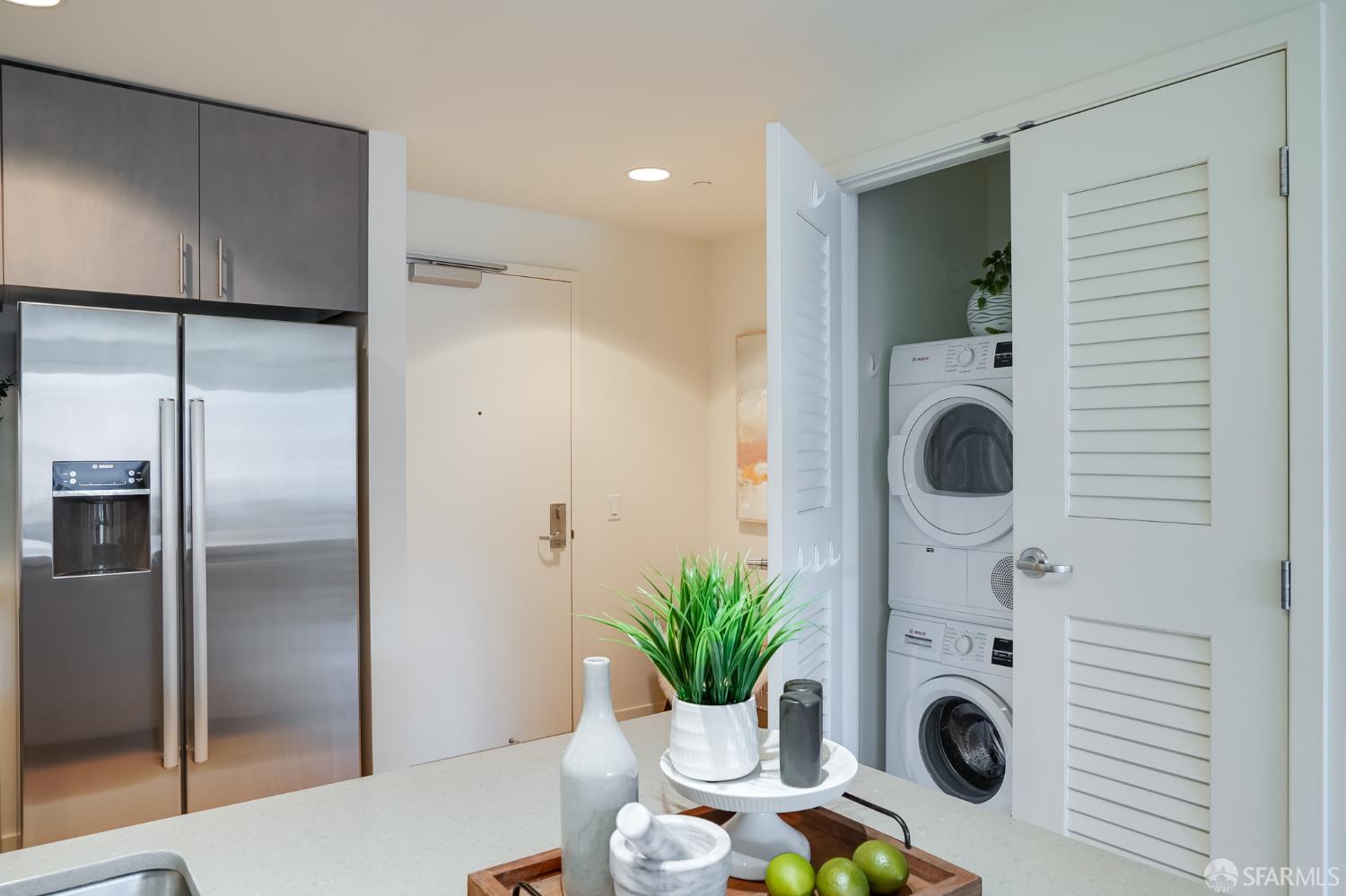 Detail Gallery Image 4 of 22 For 52 Innes Ct #305,  San Francisco,  CA 94124 - 1 Beds | 1 Baths