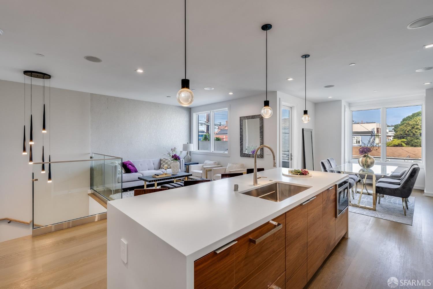 Detail Gallery Image 3 of 40 For 2829 25th St #3,  San Francisco,  CA 94110 - 3 Beds | 2/1 Baths