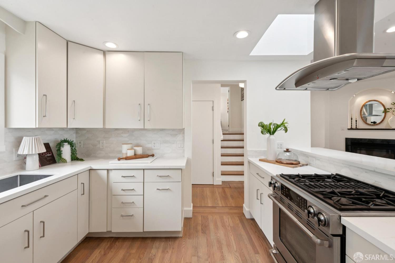 Detail Gallery Image 18 of 89 For 2009 14th Ave, San Francisco,  CA 94110 - 3 Beds | 3 Baths