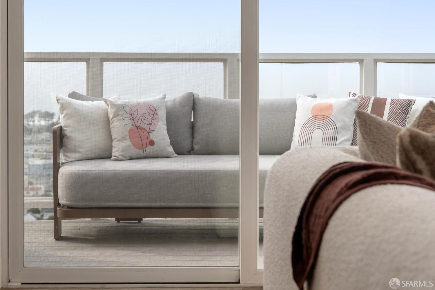 Detail Gallery Image 6 of 89 For 2009 14th Ave, San Francisco,  CA 94110 - 3 Beds | 3 Baths