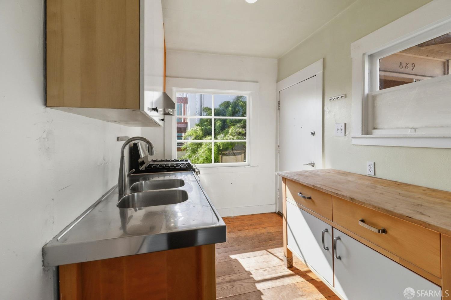 Detail Gallery Image 13 of 46 For 3850 Market St, Oakland,  CA 94608 - – Beds | – Baths