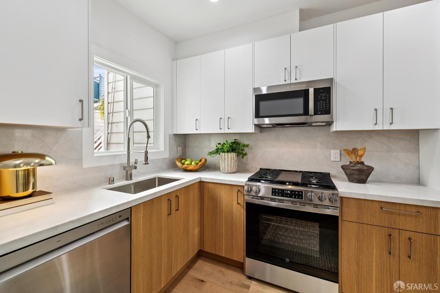 Detail Gallery Image 5 of 20 For 333 Austin St, San Francisco,  CA 94109 - 2 Beds | 1 Baths