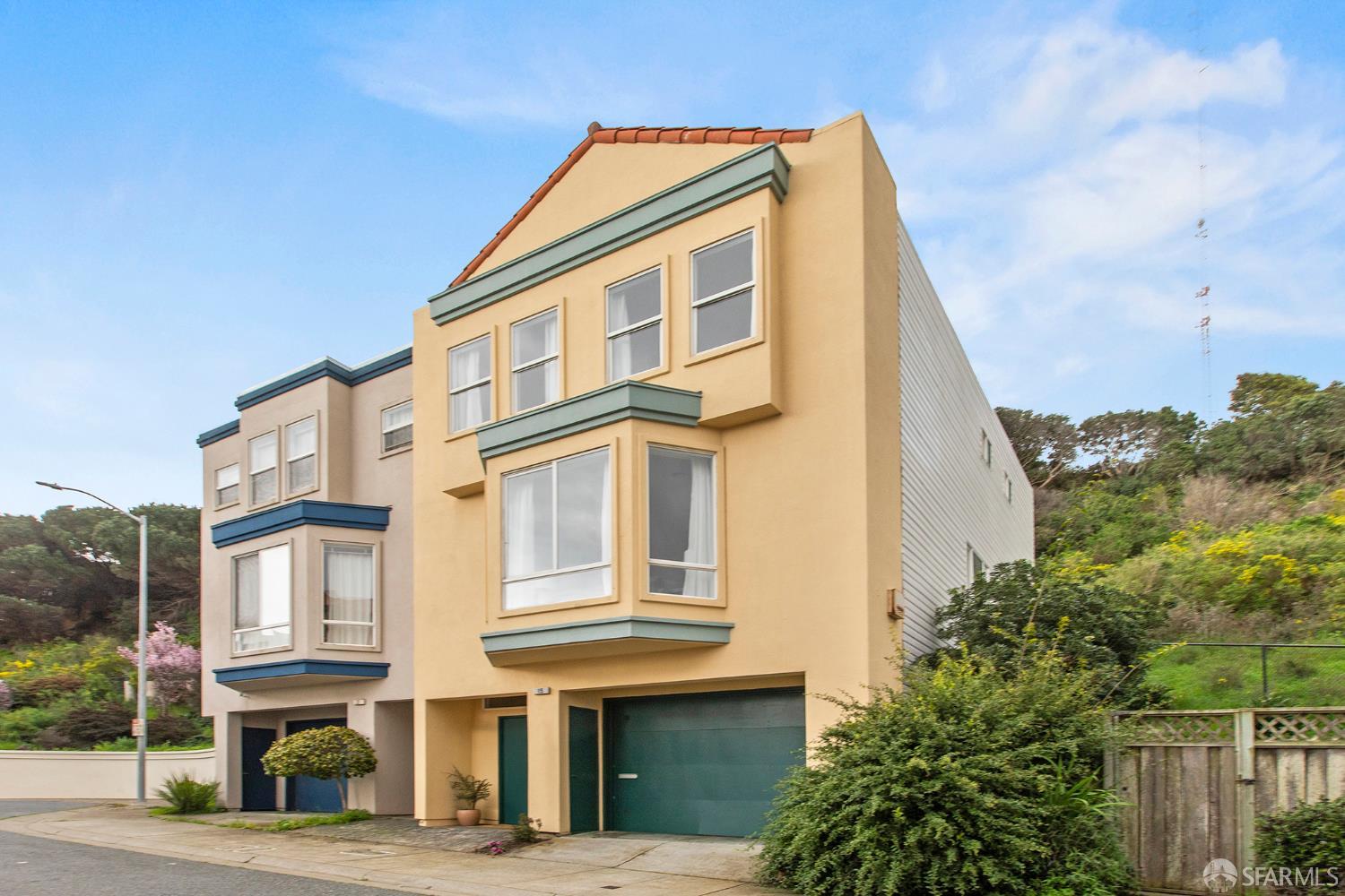 Detail Gallery Image 2 of 57 For 15 Le Conte Cir, San Francisco,  CA 94124 - 4 Beds | 2/1 Baths