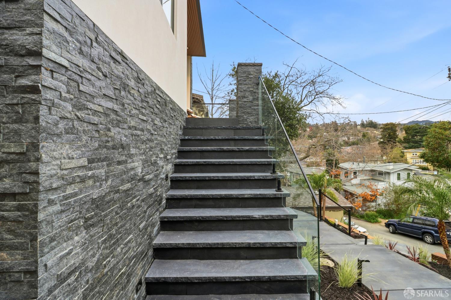 Detail Gallery Image 5 of 87 For 21 Cambridge Way, Piedmont,  CA 94611 - 5 Beds | 5 Baths