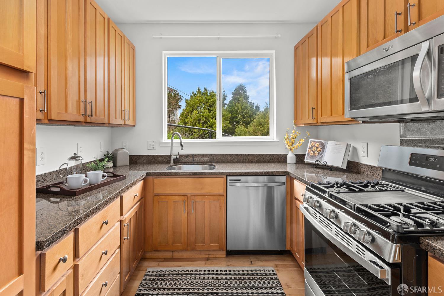 Detail Gallery Image 9 of 57 For 15 Le Conte Cir, San Francisco,  CA 94124 - 4 Beds | 2/1 Baths