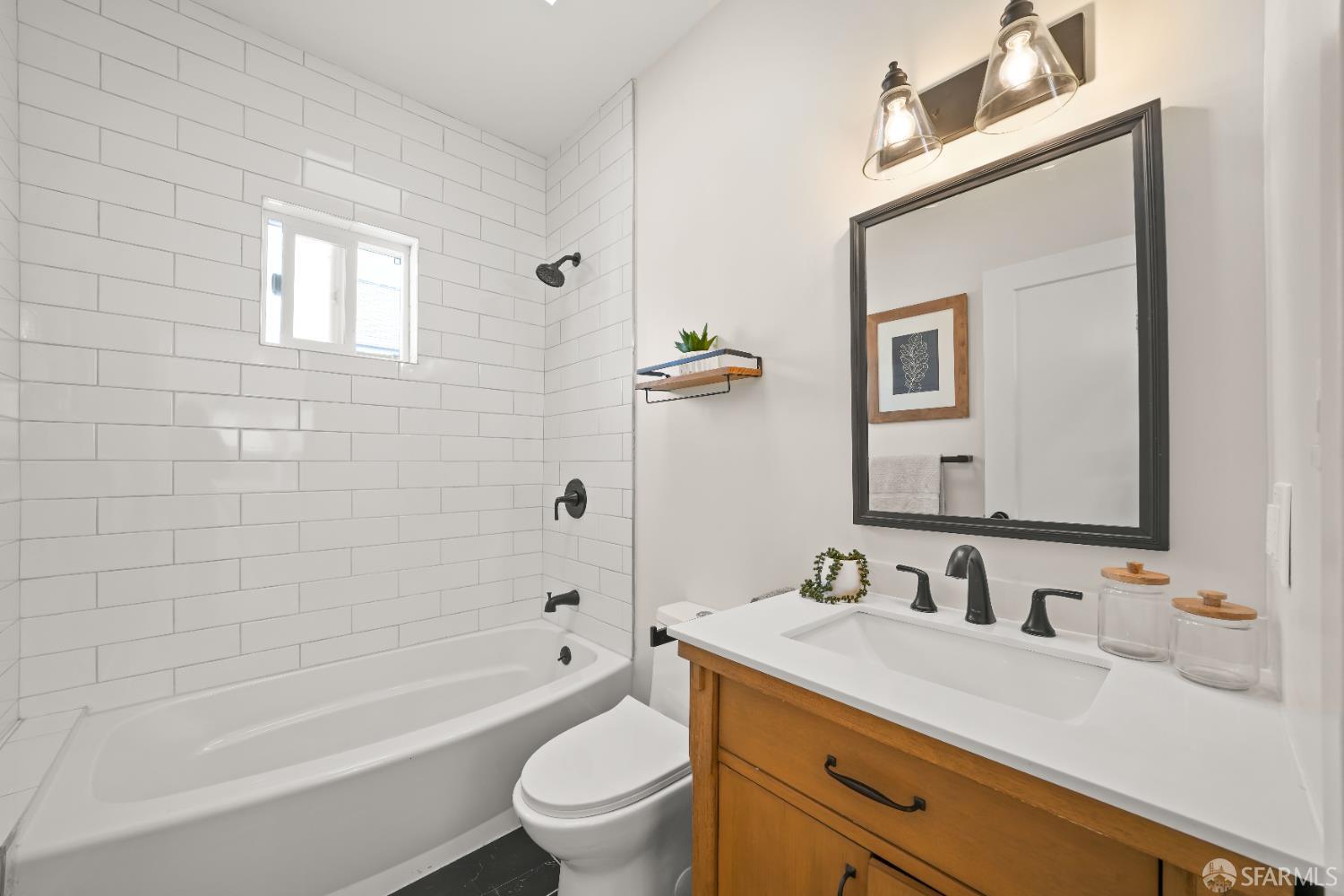 Detail Gallery Image 10 of 28 For 914 44th St, Oakland,  CA 94608 - 4 Beds | 3 Baths