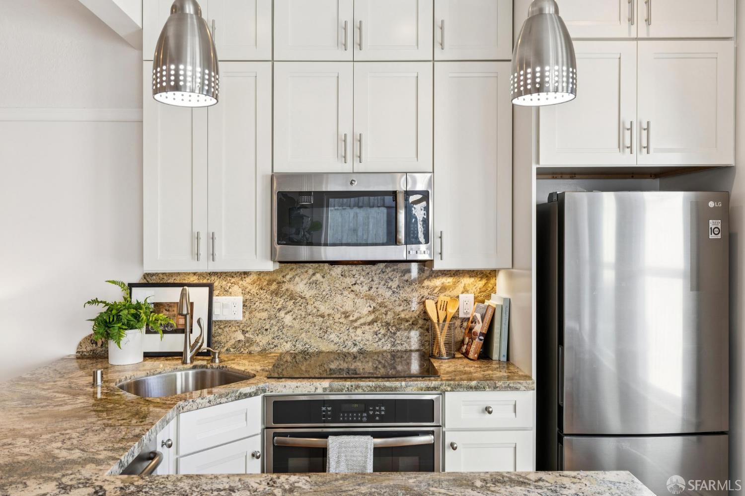 Detail Gallery Image 9 of 26 For 2929 Buchanan St, San Francisco,  CA 94123 - 2 Beds | 1 Baths