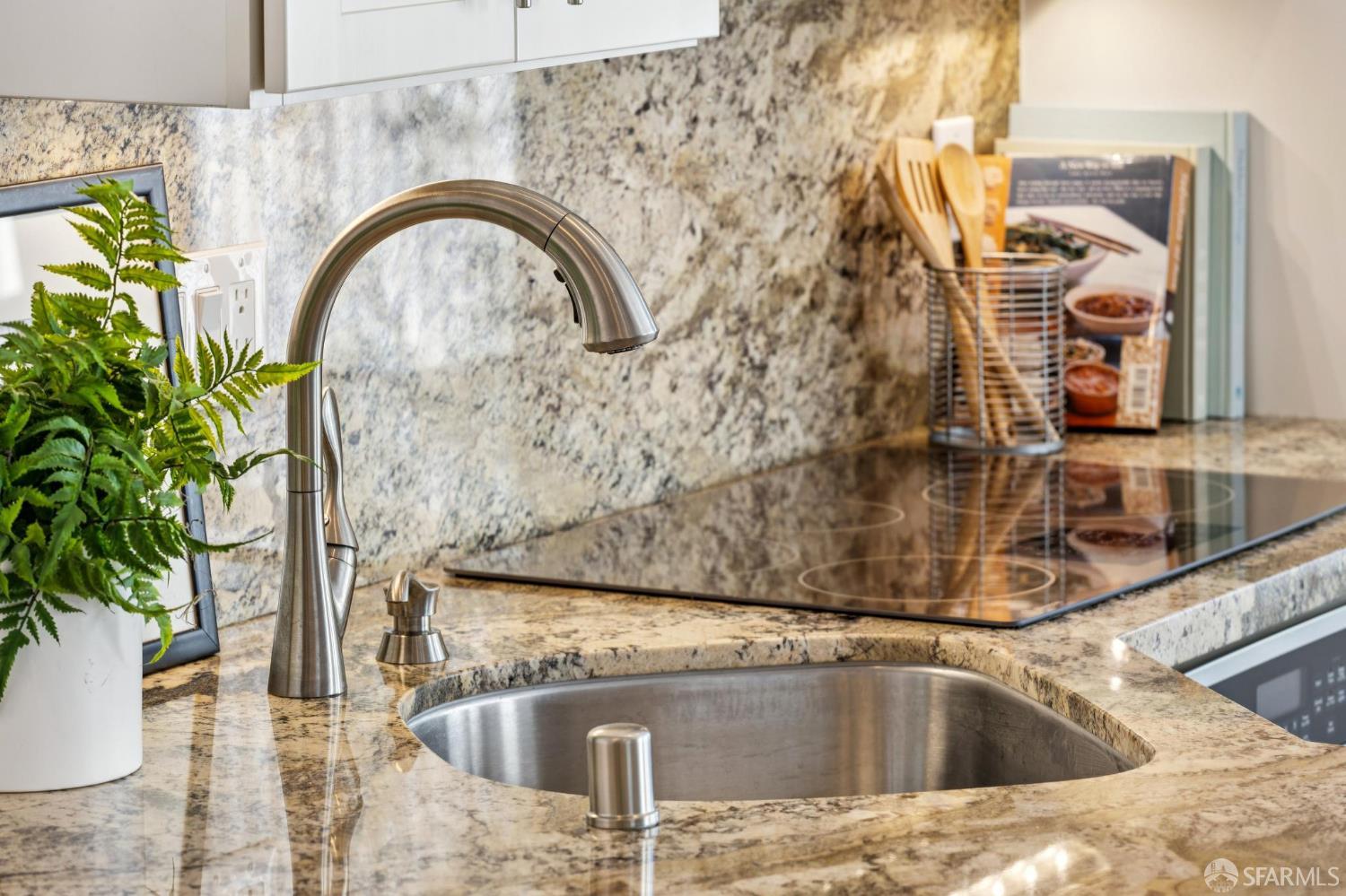 Detail Gallery Image 8 of 26 For 2929 Buchanan St, San Francisco,  CA 94123 - 2 Beds | 1 Baths