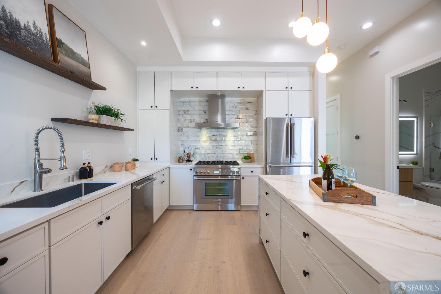 Detail Gallery Image 9 of 60 For 1080 Hampshire St, San Francisco,  CA 94110 - 5 Beds | 4 Baths