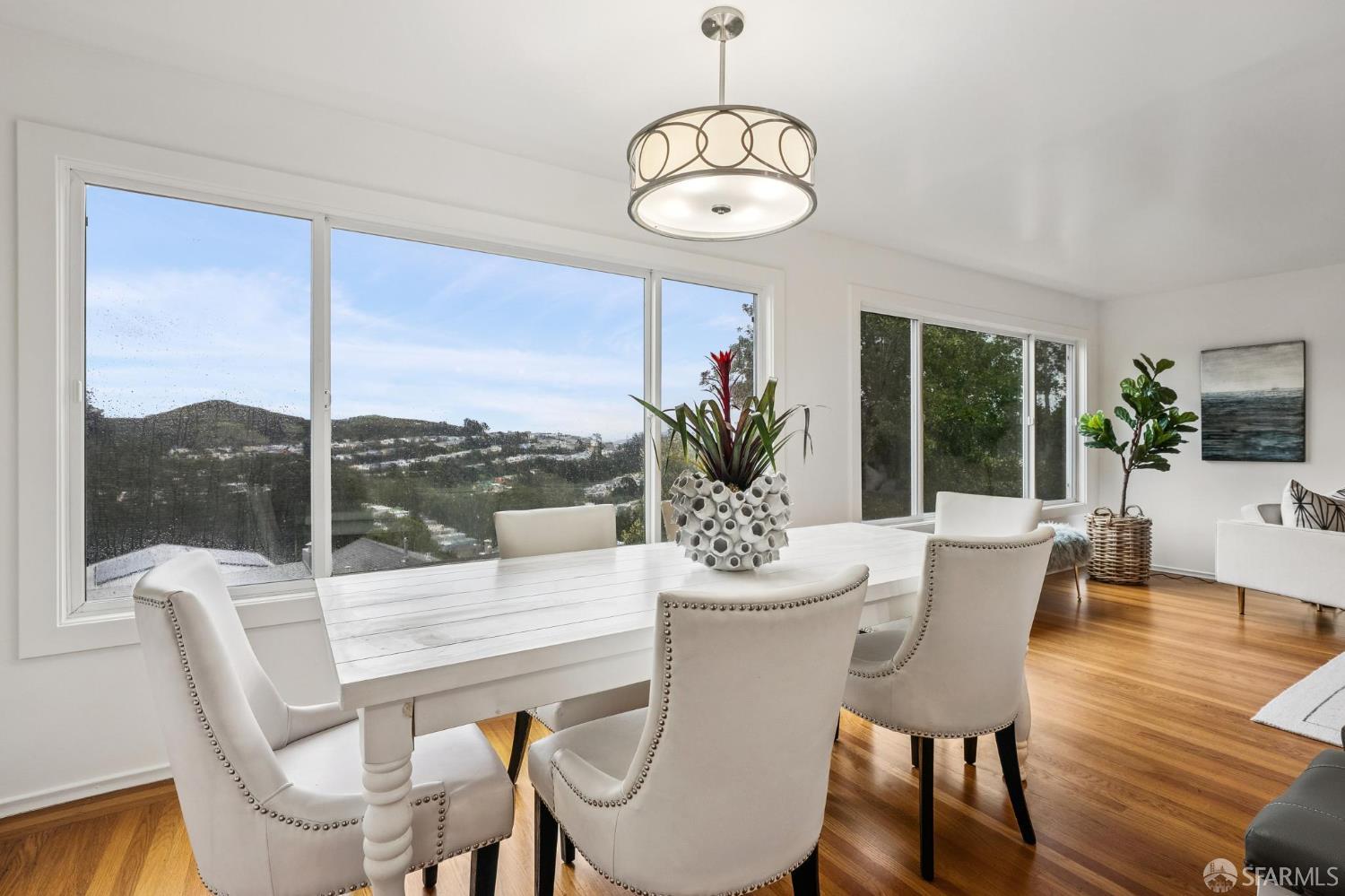 Detail Gallery Image 2 of 39 For 25 Crestmont Dr, San Francisco,  CA 94131 - 4 Beds | 3 Baths