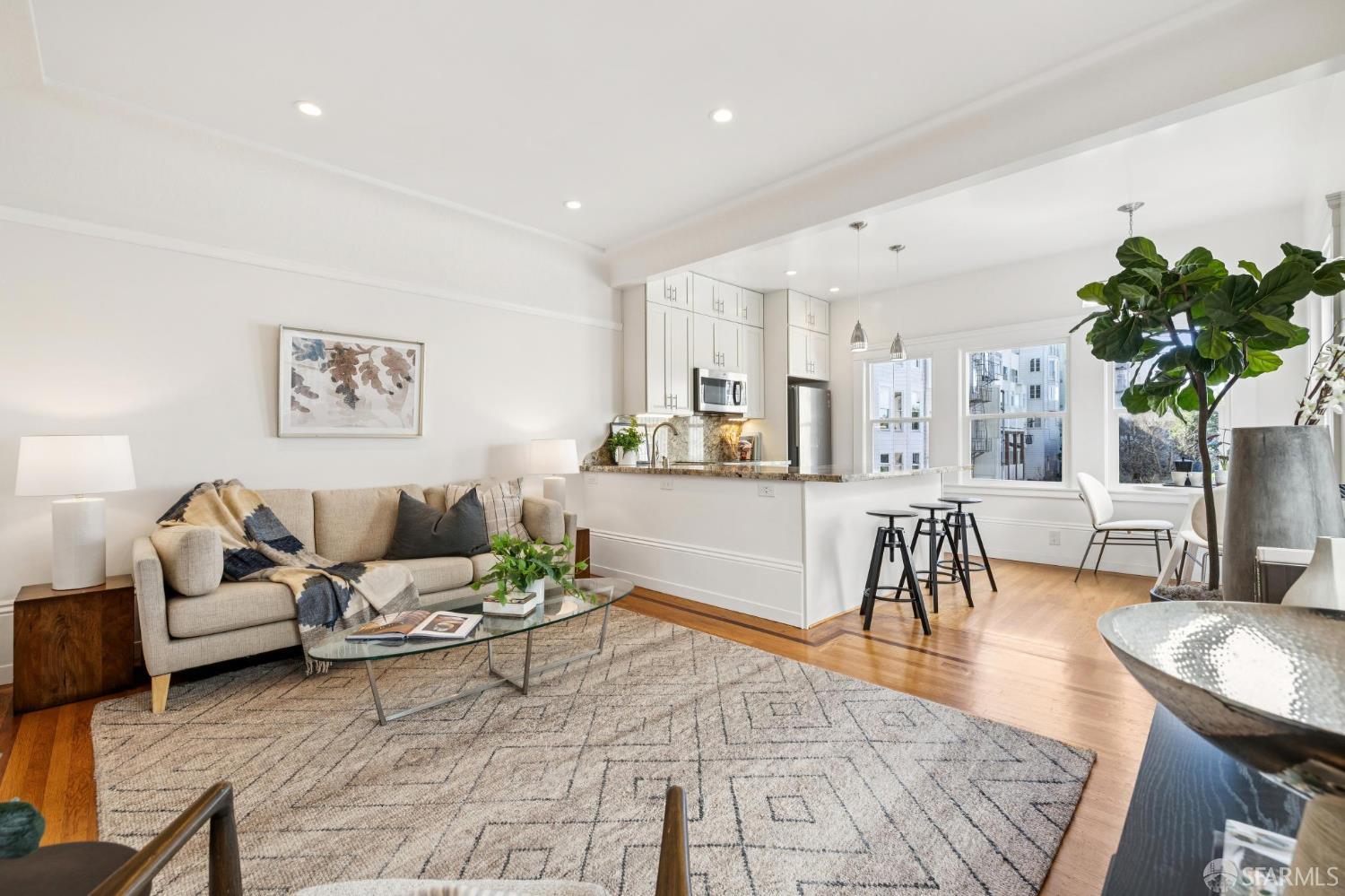 Detail Gallery Image 2 of 26 For 2929 Buchanan St, San Francisco,  CA 94123 - 2 Beds | 1 Baths