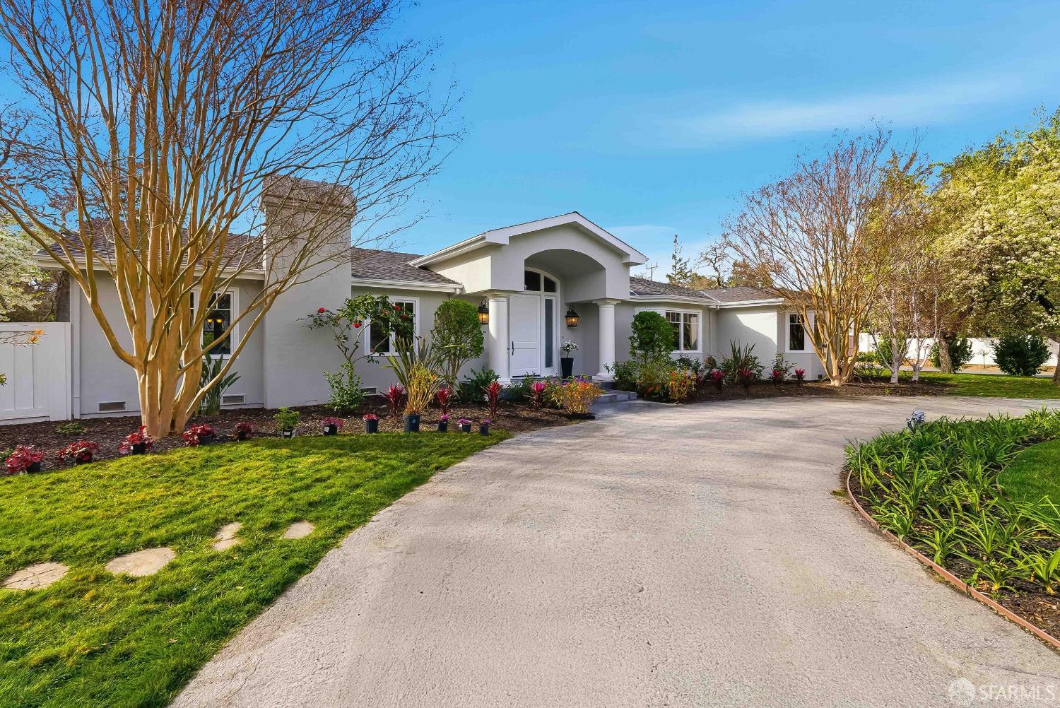 Detail Gallery Image 2 of 22 For 2 Callado Way, Atherton,  CA 94027 - 5 Beds | 4/1 Baths