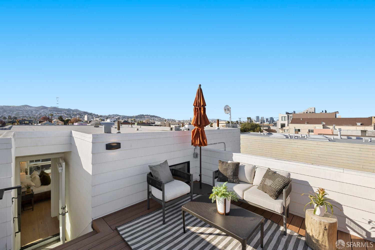 Detail Gallery Image 2 of 32 For 1152 Potrero Ave #B,  San Francisco,  CA 94110 - 3 Beds | 2/1 Baths