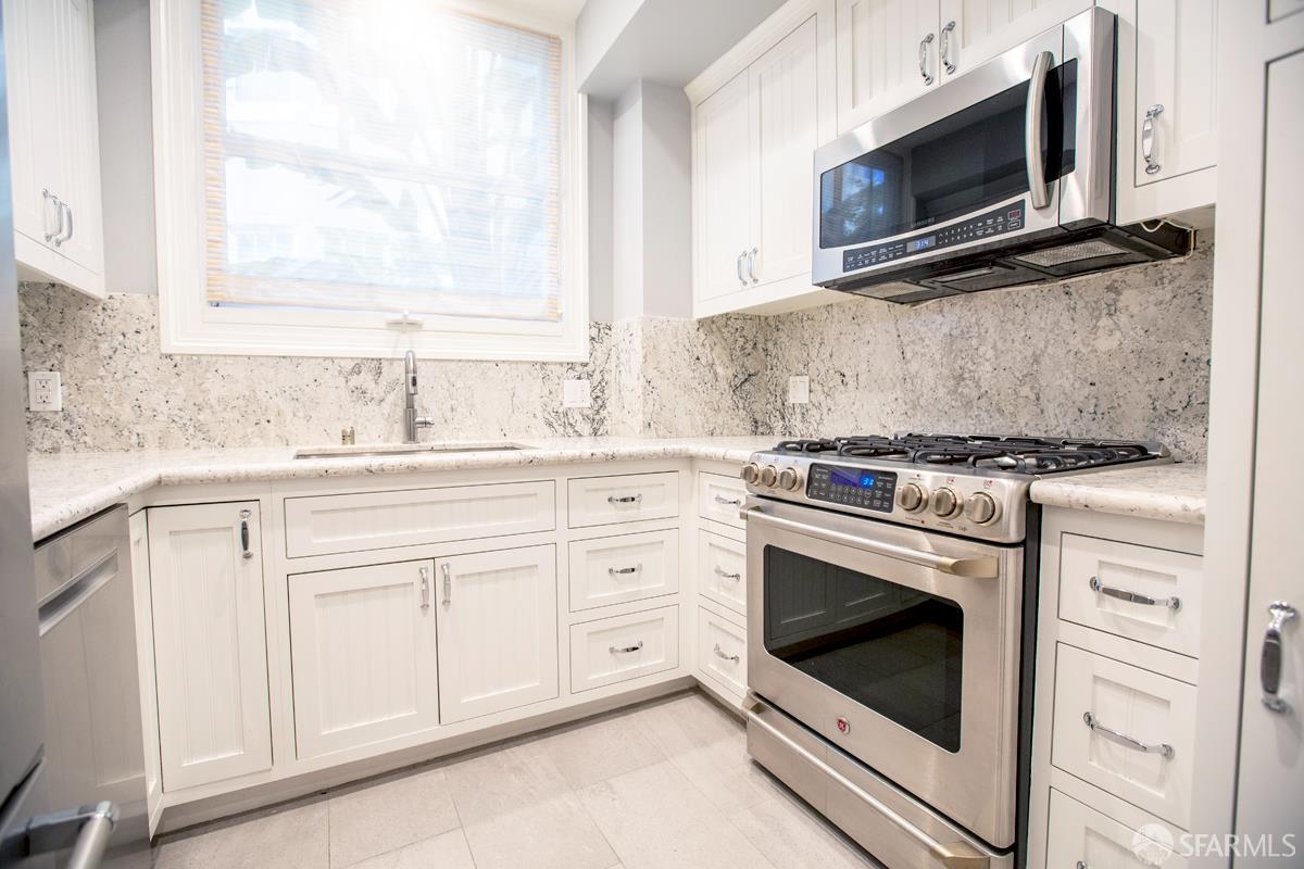 Detail Gallery Image 3 of 7 For 1870 Jackson St #201,  San Francisco,  CA 94109 - 2 Beds | 2 Baths