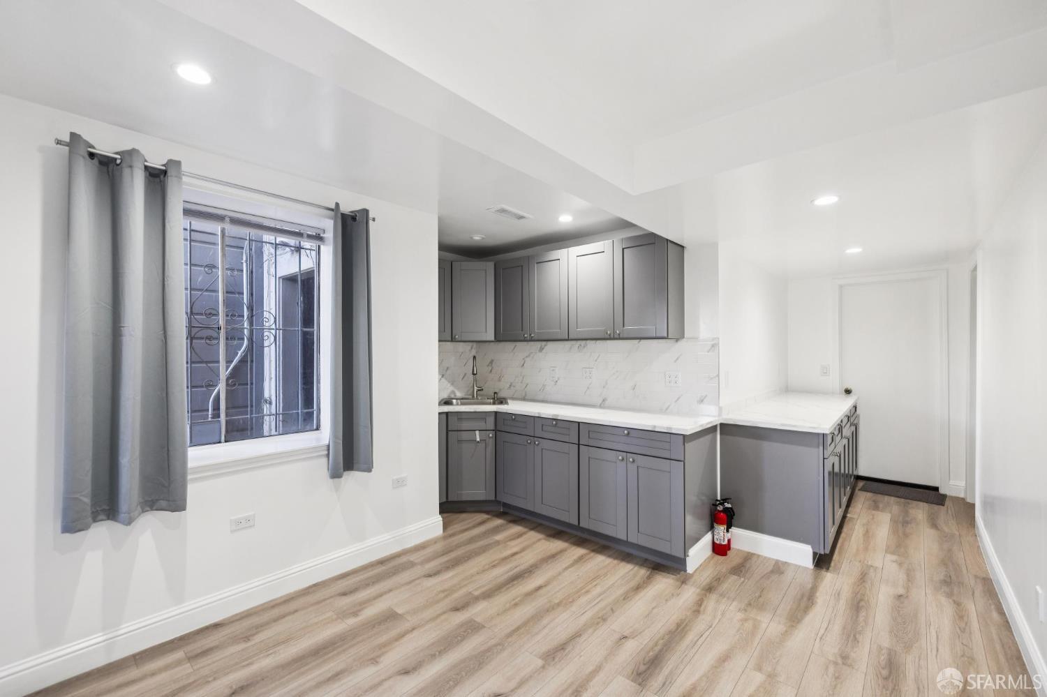 Detail Gallery Image 4 of 10 For 1176 Fulton St, San Francisco,  CA 94117 - – Beds | – Baths