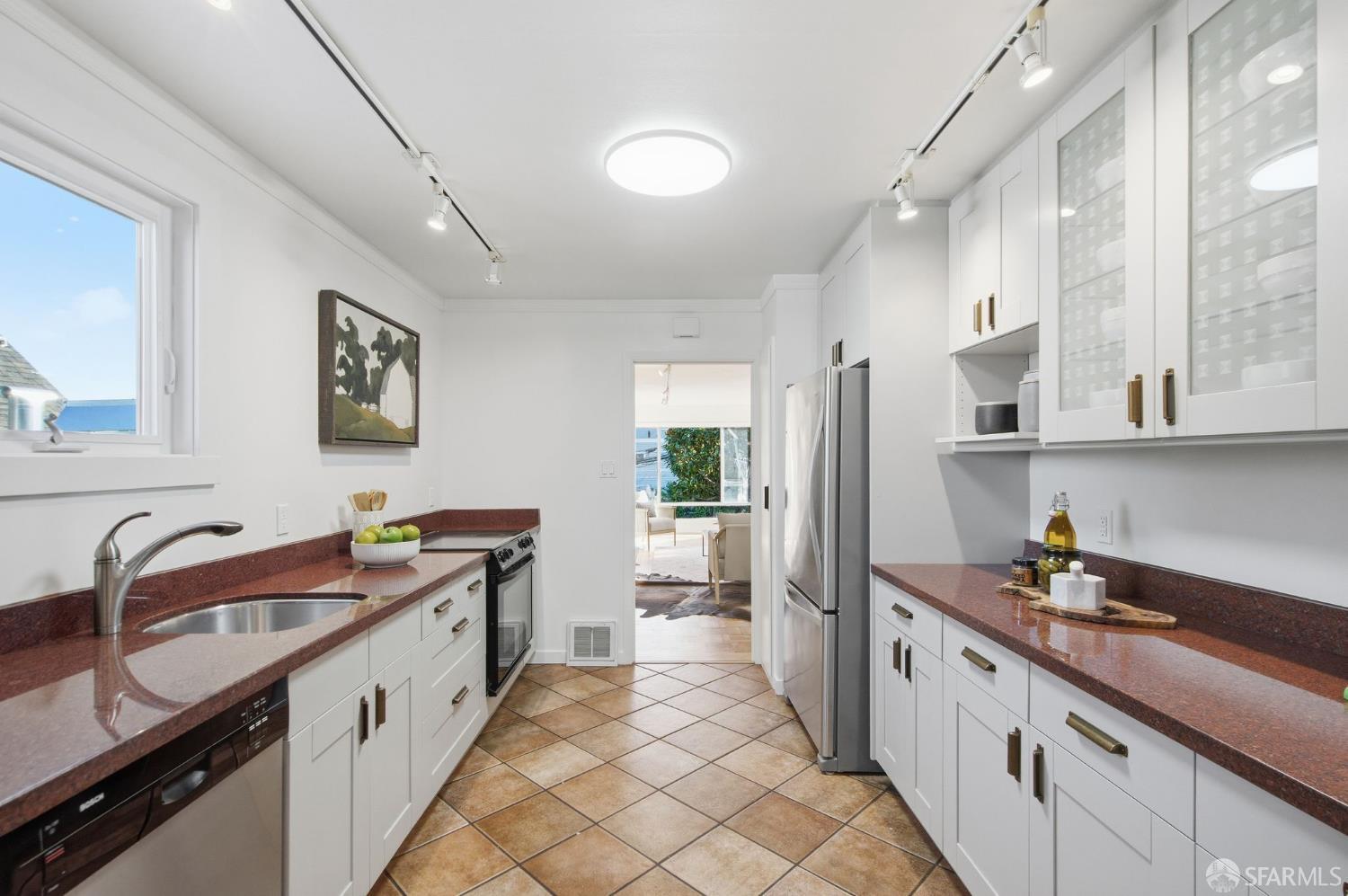 Detail Gallery Image 8 of 37 For 4458 24th St, San Francisco,  CA 94114 - 2 Beds | 1 Baths