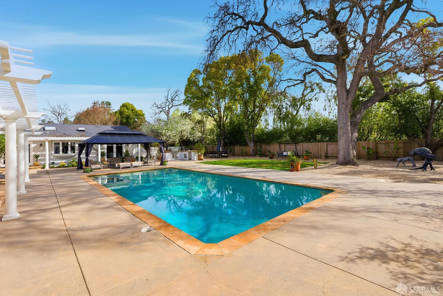 Detail Gallery Image 13 of 22 For 2 Callado Way, Atherton,  CA 94027 - 5 Beds | 4/1 Baths