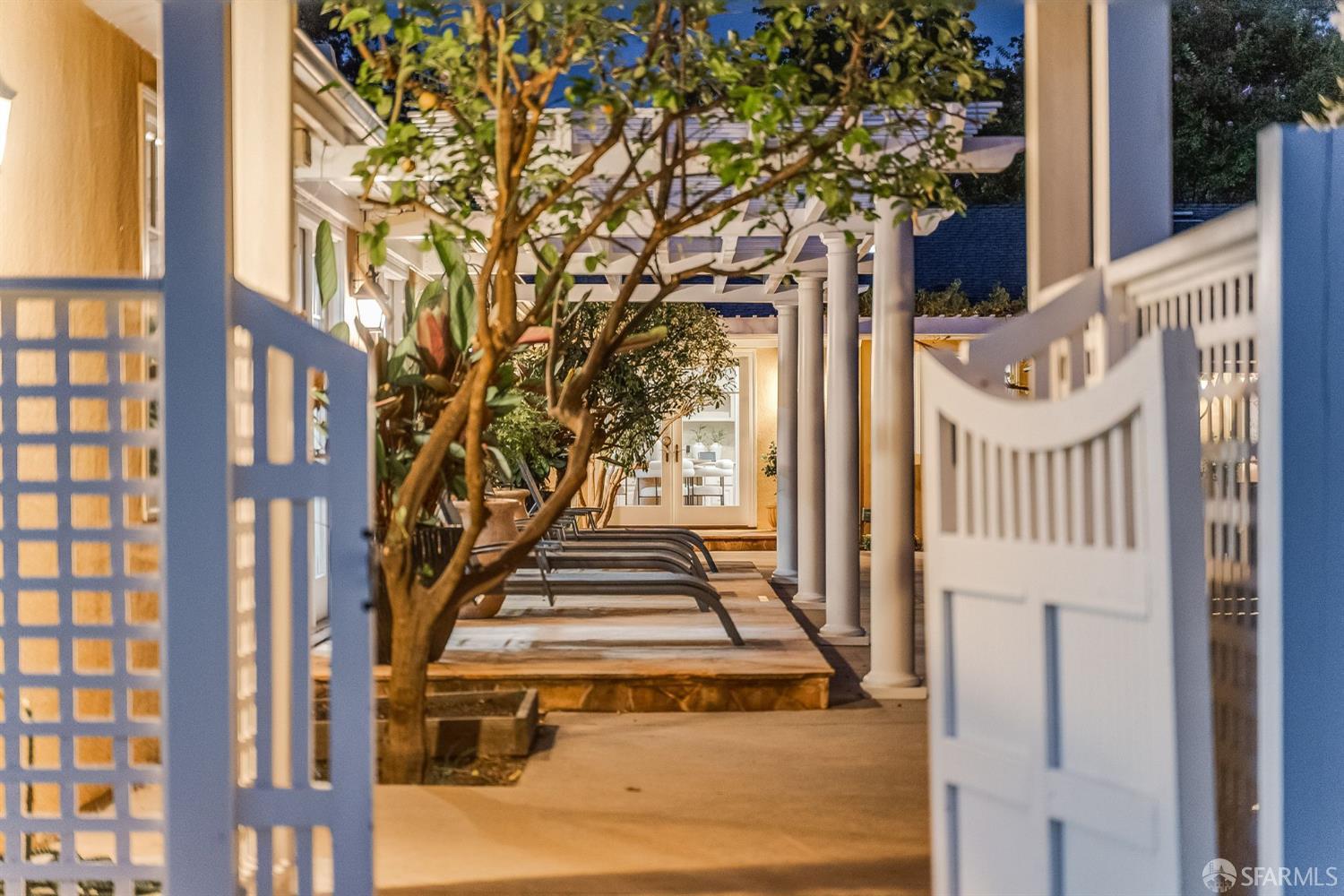 Detail Gallery Image 20 of 22 For 2 Callado Way, Atherton,  CA 94027 - 5 Beds | 4/1 Baths