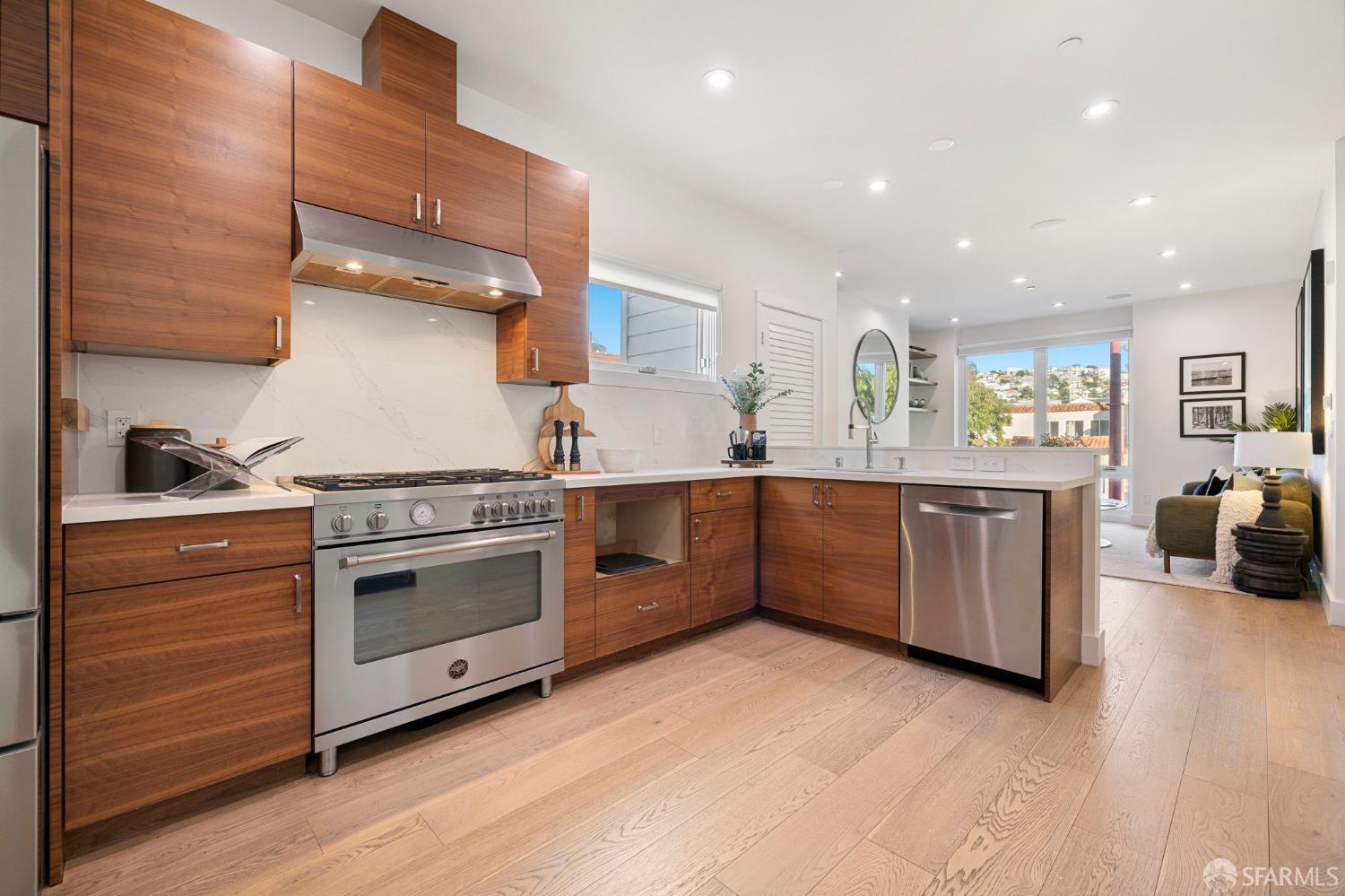 Detail Gallery Image 8 of 32 For 1152 Potrero Ave #B,  San Francisco,  CA 94110 - 3 Beds | 2/1 Baths