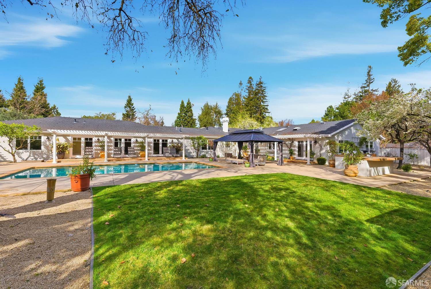 Detail Gallery Image 12 of 22 For 2 Callado Way, Atherton,  CA 94027 - 5 Beds | 4/1 Baths