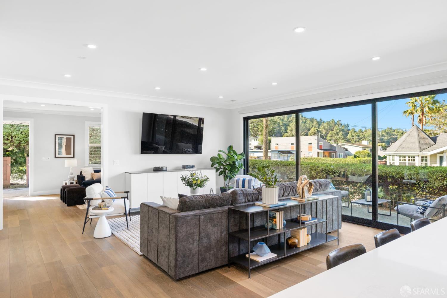 Detail Gallery Image 14 of 66 For 191 Winona Ave, Pacifica,  CA 94044 - 4 Beds | 3 Baths