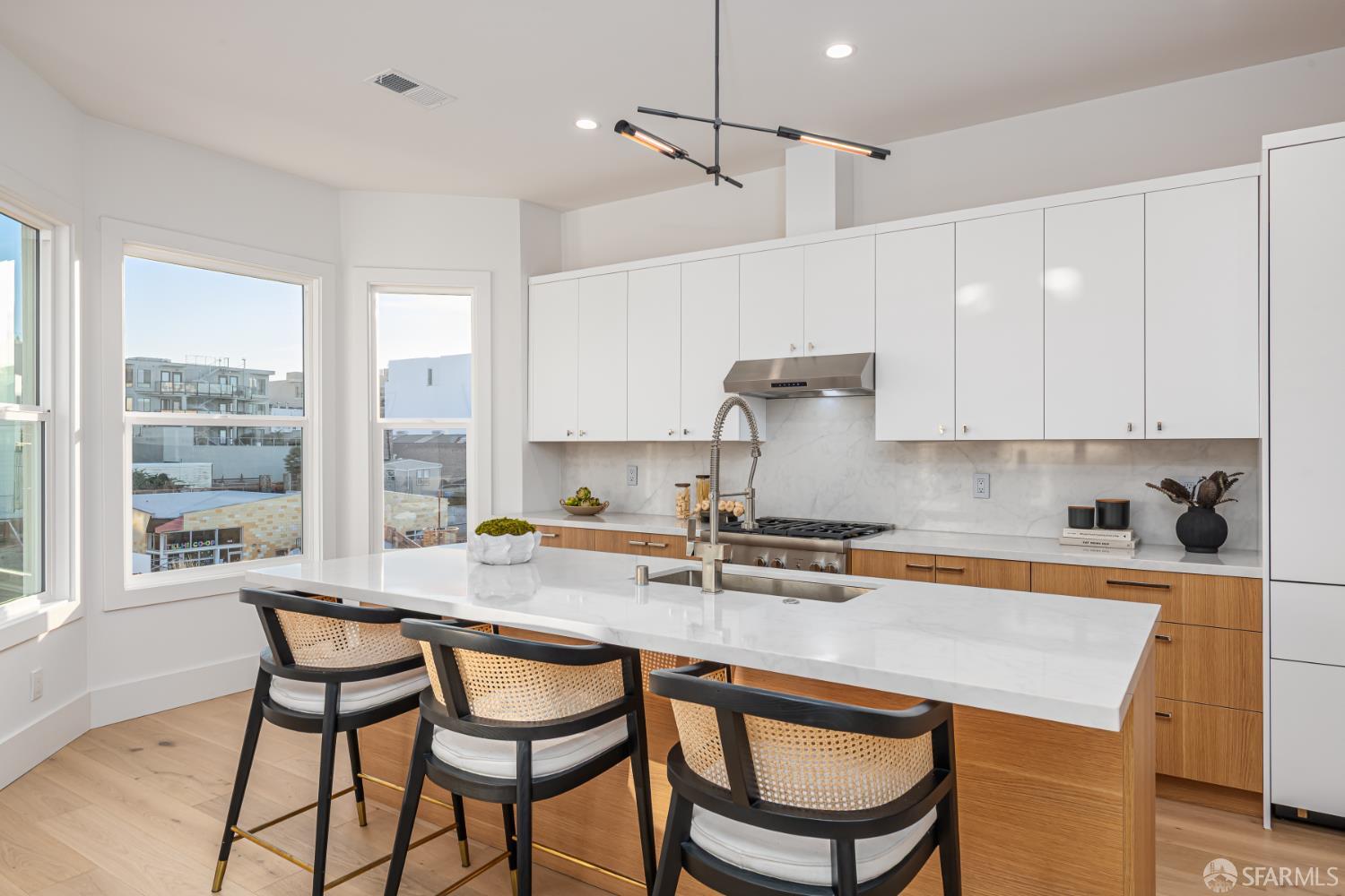 Detail Gallery Image 6 of 43 For 1402 Broadway, San Francisco,  CA 94109 - 4 Beds | 2 Baths