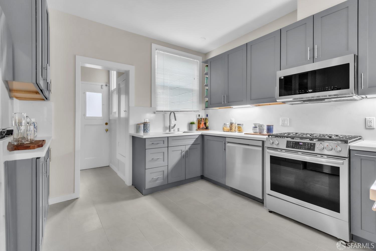 Detail Gallery Image 8 of 28 For 700 12th Ave #4,  San Francisco,  CA 94118 - 3 Beds | 2 Baths