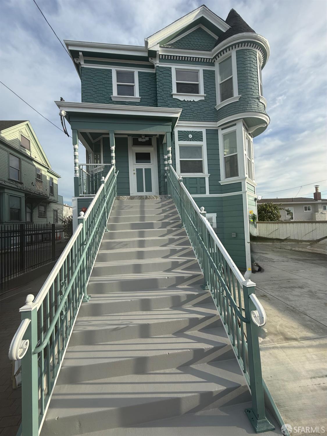 Detail Gallery Image 2 of 6 For 812 Sw 6th Ave, Oakland,  CA 94606 - 8 Beds | 6 Baths