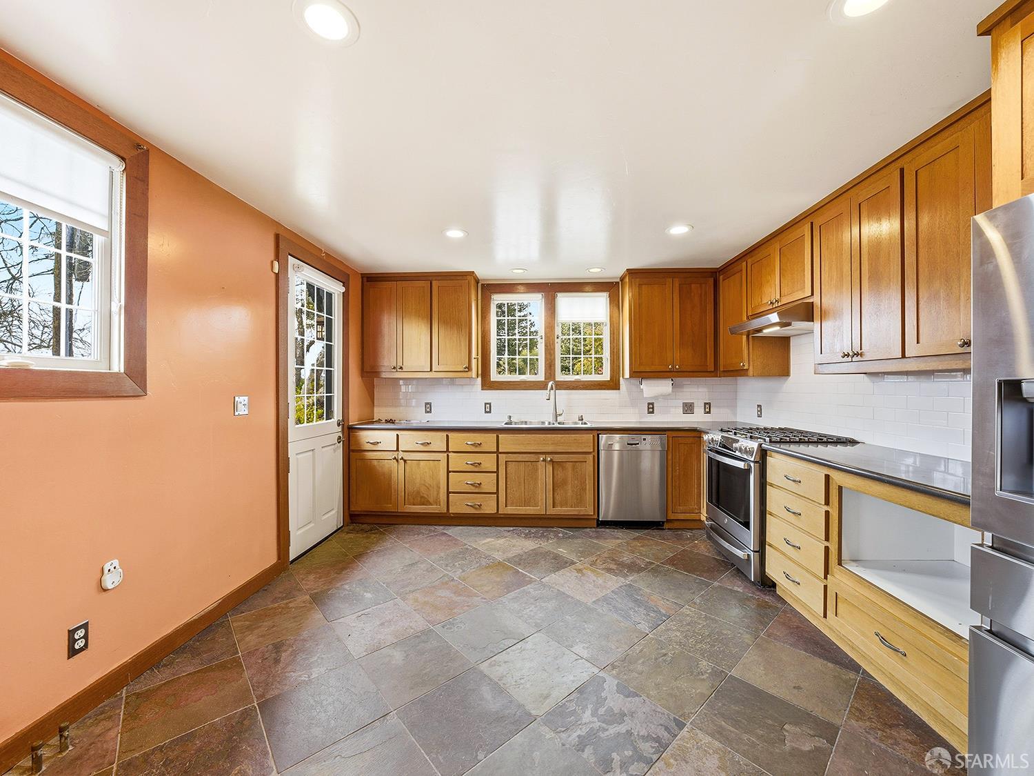 Detail Gallery Image 24 of 71 For 236 King Ave #C,  Piedmont,  CA 94610 - 3 Beds | 2/1 Baths