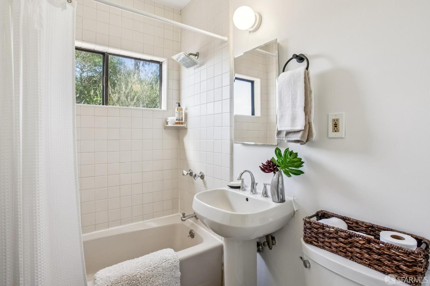 Detail Gallery Image 16 of 52 For 126 Bradford St, San Francisco,  CA 94110 - 2 Beds | 1 Baths