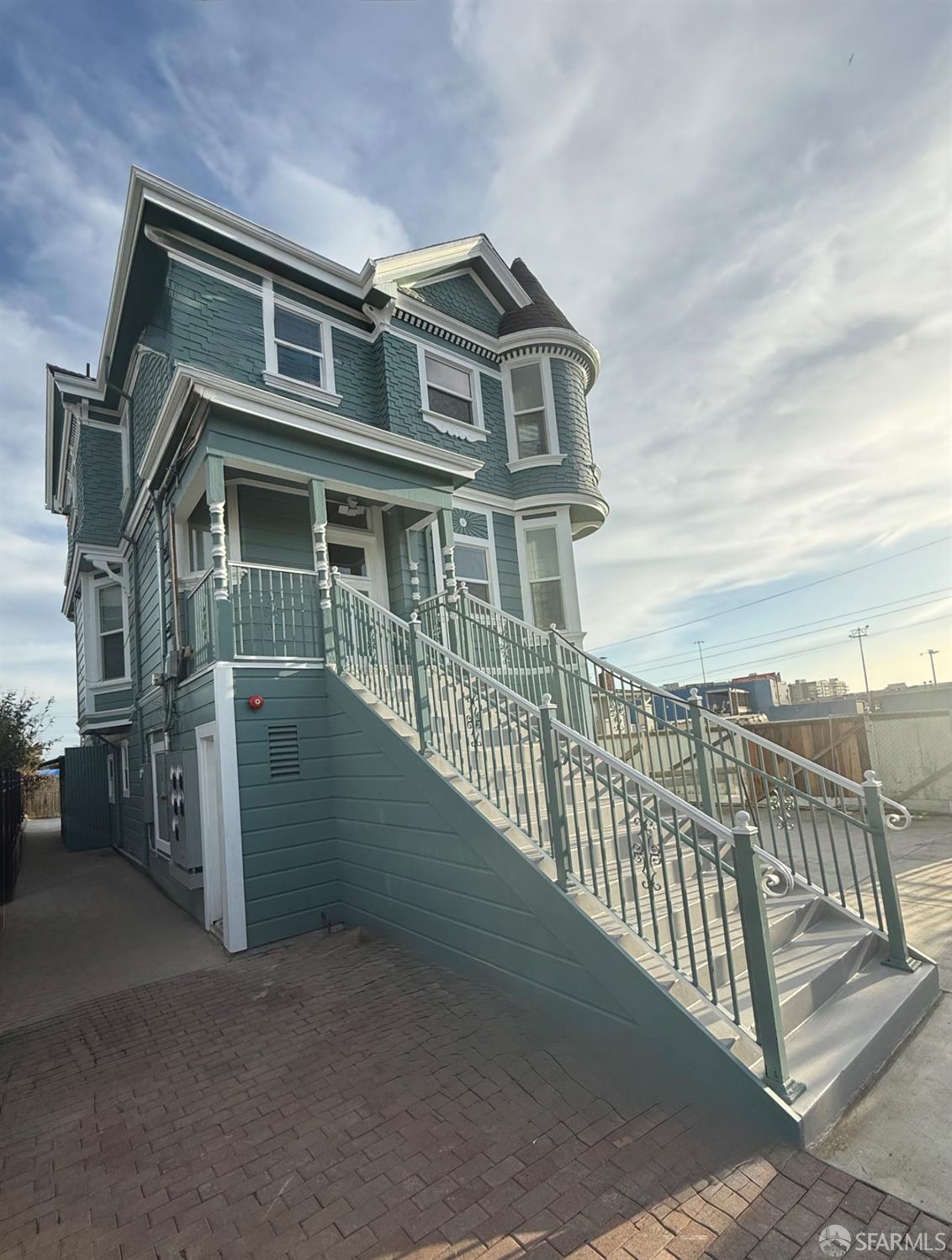 Detail Gallery Image 4 of 6 For 812 Sw 6th Ave, Oakland,  CA 94606 - 8 Beds | 6 Baths