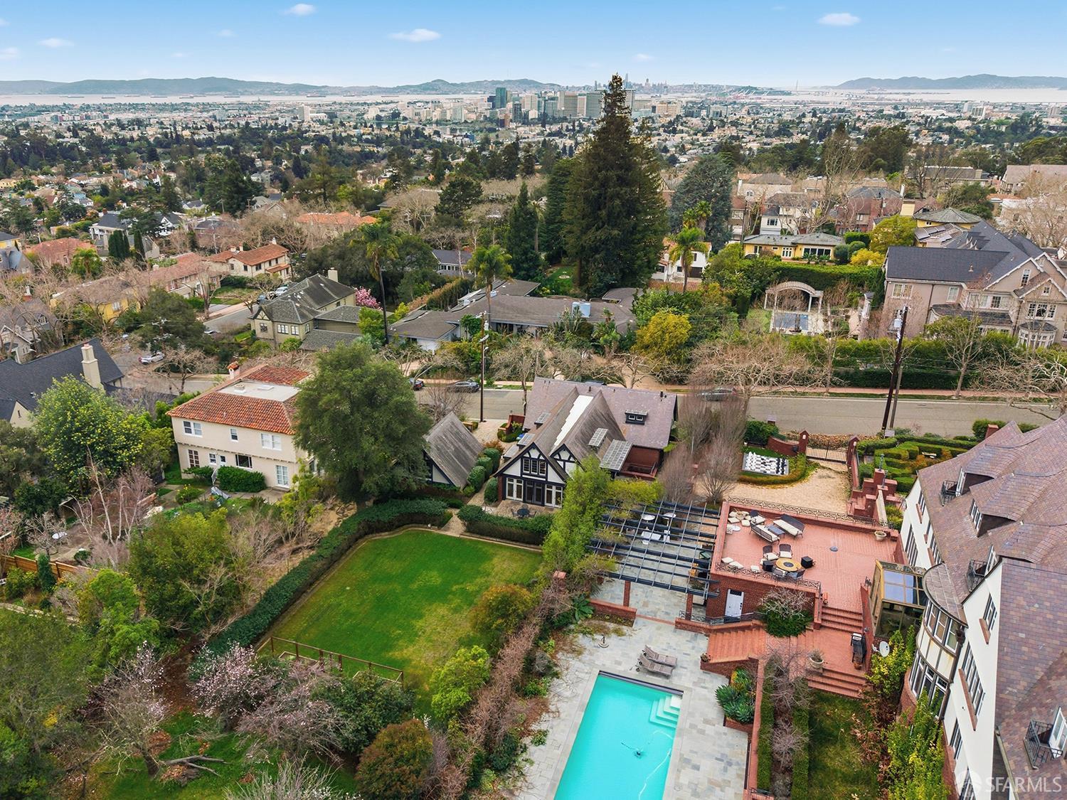 Detail Gallery Image 11 of 71 For 236 King Ave #C,  Piedmont,  CA 94610 - 3 Beds | 2/1 Baths