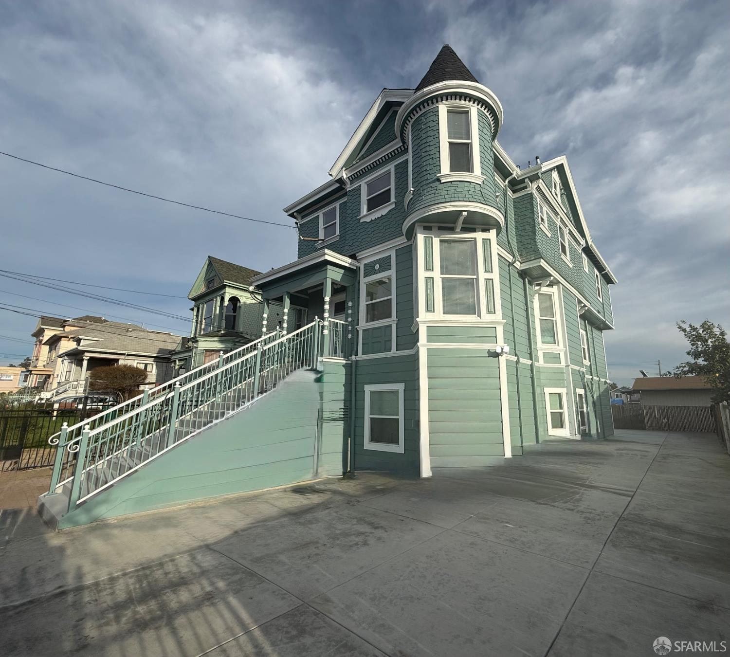 Detail Gallery Image 3 of 6 For 812 Sw 6th Ave, Oakland,  CA 94606 - 8 Beds | 6 Baths