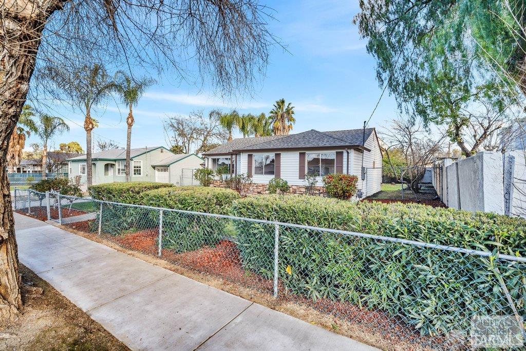 Detail Gallery Image 2 of 39 For 2975 Sherman St, Pittsburg,  CA 94565 - 3 Beds | 1 Baths