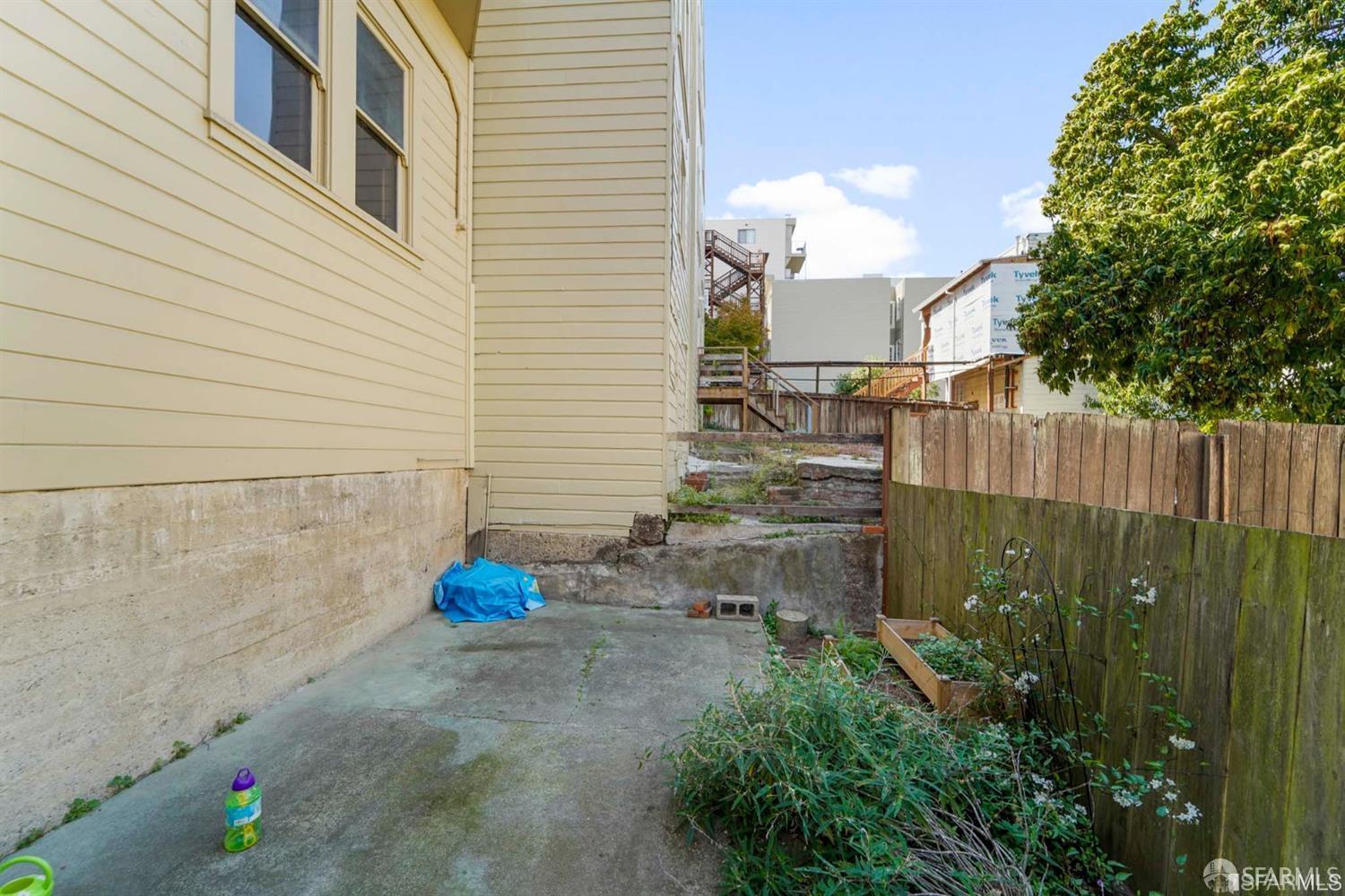 Detail Gallery Image 17 of 24 For 928 Greenwich St, San Francisco,  CA 94133 - 2 Beds | 1 Baths